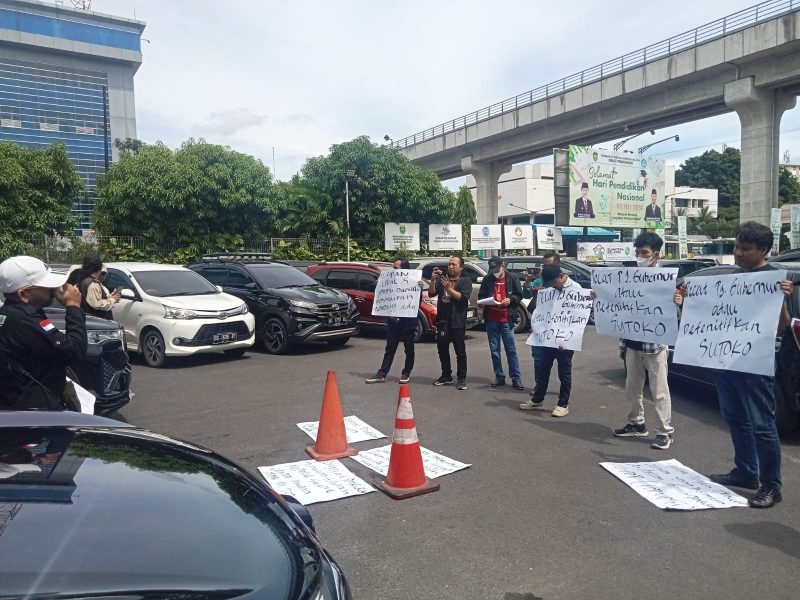Himpunan Keluarga Tamansiswa Indonesia (HIMPKA) melakukan aksi massa di depan Kantor Dinas Pendidikan Sumatera Selatan bertepatan dengan Hari Pendidikan Nasional pada Kamis (2/5/2024). Foto: Rizky Pratama Saputra, Kabarindonesia.co