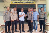 Kapolsek Lambu Kibang, Polres Tulang Bawang Barat menerima penyerahan temuan sepucuk senjata api rakitan dari Kepalo Tiyuh Mekar Sari Jaya pada Rabu (15/5/2024). Foto: Andi Rahman, Kabarindonesia.co