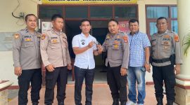 Kapolsek Lambu Kibang, Polres Tulang Bawang Barat menerima penyerahan temuan sepucuk senjata api rakitan dari Kepalo Tiyuh Mekar Sari Jaya pada Rabu (15/5/2024). Foto: Andi Rahman, Kabarindonesia.co