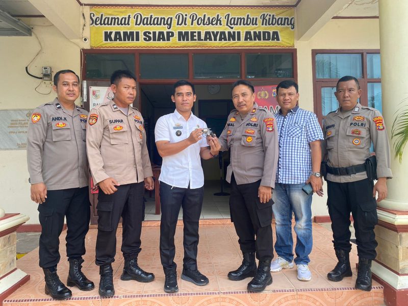 Kapolsek Lambu Kibang, Polres Tulang Bawang Barat menerima penyerahan temuan sepucuk senjata api rakitan dari Kepalo Tiyuh Mekar Sari Jaya pada Rabu (15/5/2024). Foto: Andi Rahman, Kabarindonesia.co