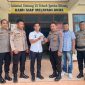 Kapolsek Lambu Kibang, Polres Tulang Bawang Barat menerima penyerahan temuan sepucuk senjata api rakitan dari Kepalo Tiyuh Mekar Sari Jaya pada Rabu (15/5/2024). Foto: Andi Rahman, Kabarindonesia.co