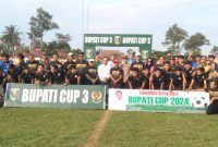 Sekdakab Lampung Timur, Moch Jusuf mewakili Bupati Lampung Timur, Dawam Rahardjo membuka Turnamen Sepakbola Bupati Cup di Desa Pugung Raharjo, Kecamatan Sekampung Udik, Kabupaten Lampung Timur pada Jum'at (17/5/2024). Foto: Andono, Kabarindonesia.co