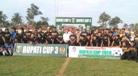 Sekdakab Lampung Timur, Moch Jusuf mewakili Bupati Lampung Timur, Dawam Rahardjo membuka Turnamen Sepakbola Bupati Cup di Desa Pugung Raharjo, Kecamatan Sekampung Udik, Kabupaten Lampung Timur pada Jum'at (17/5/2024). Foto: Andono, Kabarindonesia.co