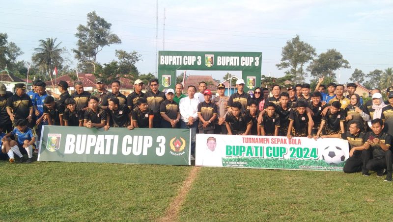 Sekdakab Lampung Timur, Moch Jusuf mewakili Bupati Lampung Timur, Dawam Rahardjo membuka Turnamen Sepakbola Bupati Cup di Desa Pugung Raharjo, Kecamatan Sekampung Udik, Kabupaten Lampung Timur pada Jum'at (17/5/2024). Foto: Andono, Kabarindonesia.co