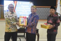 Bupati Lampung Timur, M. Dawam Rahardjo menerima penghargaan WTP ke-6 kali bagi kabupaten yang ia pimpin dari Kepala BPK Perwakilan Provinsi Lampung, Masmudi di kantor BPK Provinsi Lampung pada Selasa (14/5/2024). Foto: Ali Mukmin, Kabarindonesia.co