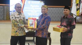 Bupati Lampung Timur, M. Dawam Rahardjo menerima penghargaan WTP ke-6 kali bagi kabupaten yang ia pimpin dari Kepala BPK Perwakilan Provinsi Lampung, Masmudi di kantor BPK Provinsi Lampung pada Selasa (14/5/2024). Foto: Ali Mukmin, Kabarindonesia.co