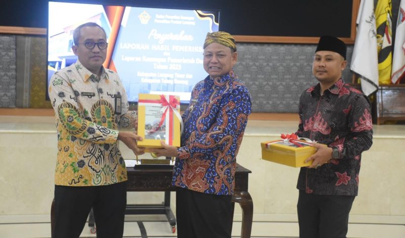 Bupati Lampung Timur, M. Dawam Rahardjo menerima penghargaan WTP ke-6 kali bagi kabupaten yang ia pimpin dari Kepala BPK Perwakilan Provinsi Lampung, Masmudi di kantor BPK Provinsi Lampung pada Selasa (14/5/2024). Foto: Ali Mukmin, Kabarindonesia.co