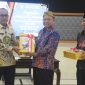 Bupati Lampung Timur, M. Dawam Rahardjo menerima penghargaan WTP ke-6 kali bagi kabupaten yang ia pimpin dari Kepala BPK Perwakilan Provinsi Lampung, Masmudi di kantor BPK Provinsi Lampung pada Selasa (14/5/2024). Foto: Ali Mukmin, Kabarindonesia.co