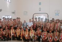 Founder Forum Pelajar Sumsel, Dheo Aditia dan Kabid SMK Dinas Pendidikan Sumatera Selatan berfoto bersama dengan peserta Patri Super Camp Pramuka Tridinatj Super Perkemahan pada Rabu (15/5/2024). Foto: Rizky Pratama Saputra, Kabar Indonesia.co