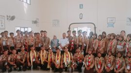 Founder Forum Pelajar Sumsel, Dheo Aditia dan Kabid SMK Dinas Pendidikan Sumatera Selatan berfoto bersama dengan peserta Patri Super Camp Pramuka Tridinatj Super Perkemahan pada Rabu (15/5/2024). Foto: Rizky Pratama Saputra, Kabar Indonesia.co