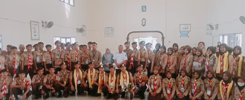 Founder Forum Pelajar Sumsel, Dheo Aditia dan Kabid SMK Dinas Pendidikan Sumatera Selatan berfoto bersama dengan peserta Patri Super Camp Pramuka Tridinatj Super Perkemahan pada Rabu (15/5/2024). Foto: Rizky Pratama Saputra, Kabar Indonesia.co