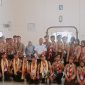 Founder Forum Pelajar Sumsel, Dheo Aditia dan Kabid SMK Dinas Pendidikan Sumatera Selatan berfoto bersama dengan peserta Patri Super Camp Pramuka Tridinatj Super Perkemahan pada Rabu (15/5/2024). Foto: Rizky Pratama Saputra, Kabar Indonesia.co