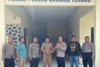 Kepalo Tiyuh Wonokerto, Tulang Bawang Barat menyerahkan senjata api rakitan yang ditemukan oleh warga setempat ke Polsek Tulang Bawang Tengah pada Jum'at (17/5/2024). Foto: Andi Rahman, Kabarindonesia.co