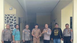 Kepalo Tiyuh Wonokerto, Tulang Bawang Barat menyerahkan senjata api rakitan yang ditemukan oleh warga setempat ke Polsek Tulang Bawang Tengah pada Jum'at (17/5/2024). Foto: Andi Rahman, Kabarindonesia.co