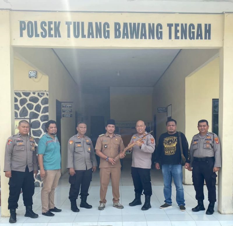 Kepalo Tiyuh Wonokerto, Tulang Bawang Barat menyerahkan senjata api rakitan yang ditemukan oleh warga setempat ke Polsek Tulang Bawang Tengah pada Jum'at (17/5/2024). Foto: Andi Rahman, Kabarindonesia.co