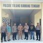 Kepalo Tiyuh Wonokerto, Tulang Bawang Barat menyerahkan senjata api rakitan yang ditemukan oleh warga setempat ke Polsek Tulang Bawang Tengah pada Jum'at (17/5/2024). Foto: Andi Rahman, Kabarindonesia.co