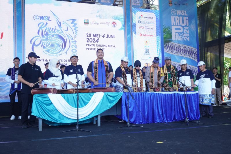 Menteri Pemuda dan Olahraga (Menpora), Ario Bimo Nandito Ariotedjo, Gubernur Lampung Arinal Djunaidi, Wakapolda Lampung Ahmad Ramadhan, Bupati Pesibar Agus Istiqlal, dan Wakil Bupati Pesibar A. Zulqoini Syarif saat pembukaan WSL KRUI PRO 2024, Joni Irawan Kabarindonesi.co