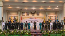 Gubernur Lampung Arinal Djunaidi, Wakil Bupati Pesisir Barat A. Zulqoini Syarif, dan para pejabat lainnya berfoto bersama setelah pelantikan Pj. Bupati Mesuji pada Rabu (22/5/2024). Foto: Joni Irawan, Kabarindonesia.co