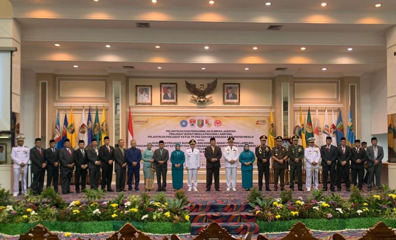 Gubernur Lampung Arinal Djunaidi, Wakil Bupati Pesisir Barat A. Zulqoini Syarif, dan para pejabat lainnya berfoto bersama setelah pelantikan Pj. Bupati Mesuji pada Rabu (22/5/2024). Foto: Joni Irawan, Kabarindonesia.co