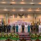 Gubernur Lampung Arinal Djunaidi, Wakil Bupati Pesisir Barat A. Zulqoini Syarif, dan para pejabat lainnya berfoto bersama setelah pelantikan Pj. Bupati Mesuji pada Rabu (22/5/2024). Foto: Joni Irawan, Kabarindonesia.co