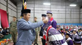 Pelepasan JCH itu ditandai penyematan kartu nama jamaah di dalam gedung oleh Pj. Bupati Nukman.