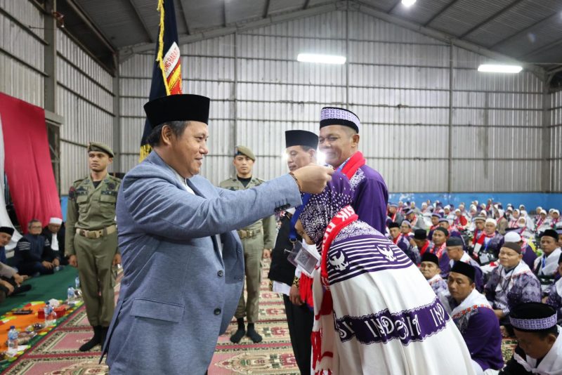 Pelepasan JCH itu ditandai penyematan kartu nama jamaah di dalam gedung oleh Pj. Bupati Nukman.