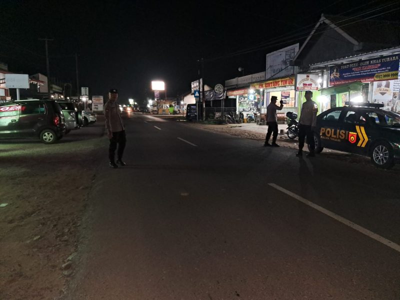Polres Tubaba melaksanakan patroli di wilayah pemukiman, pertokoan dan Kantor PLN.