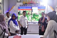 Drs. M. Firsada, M.Si Menyambut kedatangan Direktorat Perencanaan Pengendalian Penduduk BKKBN RI dan Kepala Perwakilan BKKBN Provinsi Lampung pada Pelaksanaan Verifikasi Lapangan Apresiasi Rumah DataKu Tahun 2024
