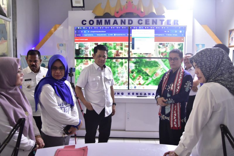 Drs. M. Firsada, M.Si Menyambut kedatangan Direktorat Perencanaan Pengendalian Penduduk BKKBN RI dan Kepala Perwakilan BKKBN Provinsi Lampung pada Pelaksanaan Verifikasi Lapangan Apresiasi Rumah DataKu Tahun 2024