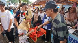 Dr. Drs. Agus Istiqlal, S.H., M.H., menghadiri pentas budaya yang berlangsung di Pantai Tanjung Setia