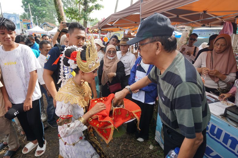 Dr. Drs. Agus Istiqlal, S.H., M.H., menghadiri pentas budaya yang berlangsung di Pantai Tanjung Setia