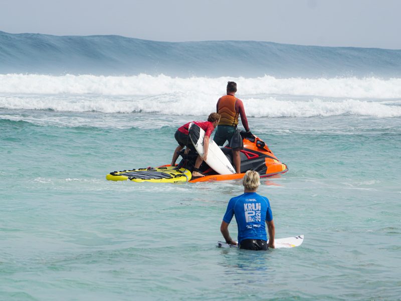 Karena Cuaca buruk Panitia WSL Krui Pro, terpaksa harus menghentian pertandingan