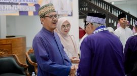 Dr. Drs. Agus Istiqlal, S.H., M.H., melepas secara langsung pemberangkatan 73 orang Calon Jama'ah Haji asal Pesibar Tahun 2024 M/1445 H