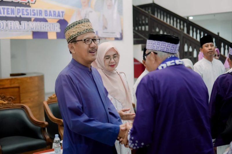 Dr. Drs. Agus Istiqlal, S.H., M.H., melepas secara langsung pemberangkatan 73 orang Calon Jama'ah Haji asal Pesibar Tahun 2024 M/1445 H