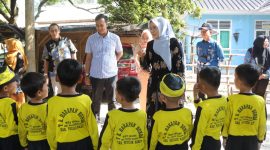 Septi Heri Agusnaini, S.E, M.H., meninjau langsung pelaksanaan intervensi serentak dalam rangka pencegahan stunting di Kabupaten Pesisir Barat