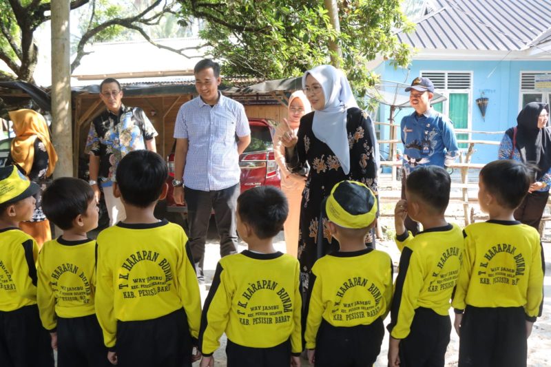 Septi Heri Agusnaini, S.E, M.H., meninjau langsung pelaksanaan intervensi serentak dalam rangka pencegahan stunting di Kabupaten Pesisir Barat