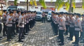 Santoso memberikan arahan kepada 51 Bintara remaja baru yang telah bergabung di Polres Pesisir Barat