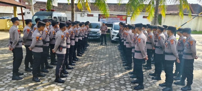 Santoso memberikan arahan kepada 51 Bintara remaja baru yang telah bergabung di Polres Pesisir Barat