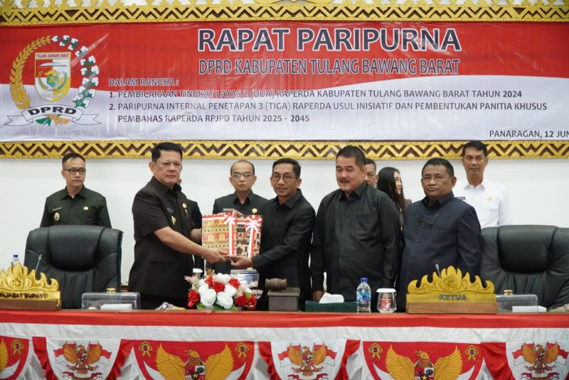 M. Firsada.,M.Si, Menyampaikan Raperda Penanggungjawaban APBD Tahun Anggaran 2023 dan Raperda Tentang Rencana Pembangunan Jangka Panjang Daerah Kabupaten Tubaba Tahun 2025-2045.