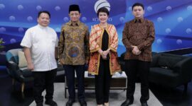Foto: Rm. Thomas Ulun Ismoyo, Pr., Konferensi Waligereja Indonesia / Juru Bicara Panitia Kunjungan Paus Fransiskus (Kanan), Prof. KH. Nasaruddin Umar, Imam Besar Masjid Istiqlal (Tengah), dan Rm. Anthonius Gregorius Angelo Lalu, Pr., Wakil Koordinator Media Panitia Kunjungan Paus Fransiskus (Kiri)
