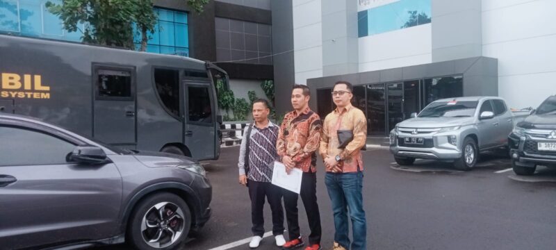 Kuasa Hukum Bidan AT dari Kantor Hukum ALPA & Partners yakni ALPANTO WIJAYA, S.H., Μ.Η didampingi SUNARYO, S.H., M.H dan M. SADAM SYAHPUTRA, S.H setelah bertemu dengan penyidik di Unit III Subdit IV Tipidter Dirkrimsus Polda Sumsel, Jumat 16 Agustus 2024