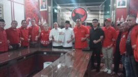 Ketua DPC PDI Perjuangan Kota Palembang Yulian Gunhar memberikan SK dukungan kepada Drs Ratu Dewa Msi dan Prima Salam sebagai Calon Walikota Palembang dan Wakil Walikota