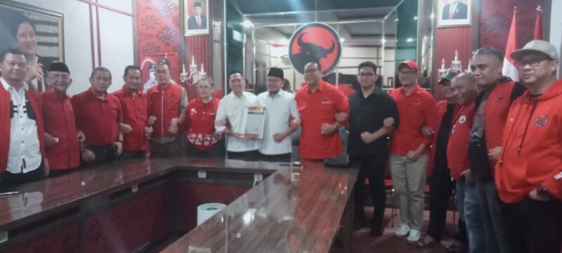 Ketua DPC PDI Perjuangan Kota Palembang Yulian Gunhar memberikan SK dukungan kepada Drs Ratu Dewa Msi dan Prima Salam sebagai Calon Walikota Palembang dan Wakil Walikota